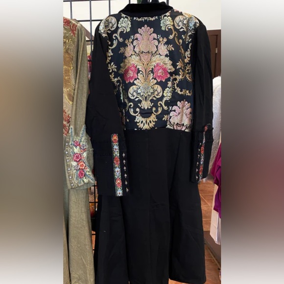 Aratta The Heart of Autumn Elegant Black Coat - Picture 5 of 7